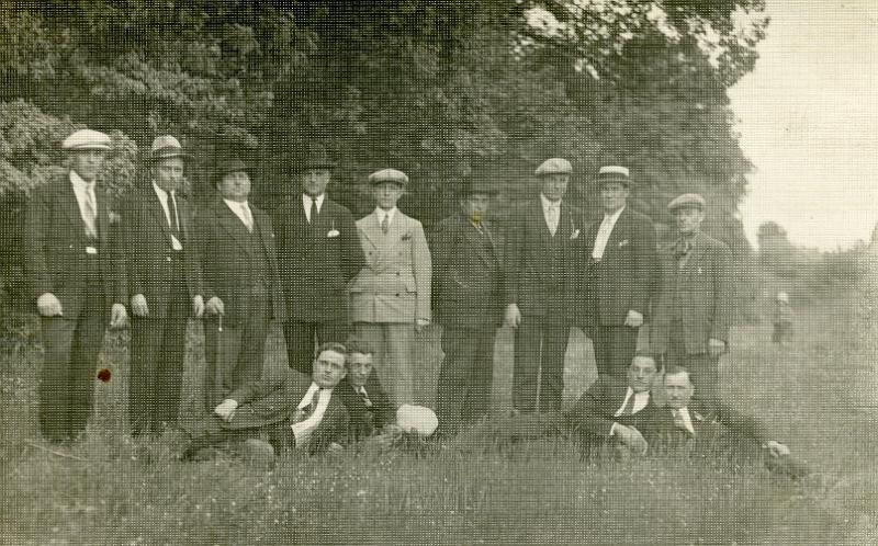 KKE 294.jpg - Od prawej: drugi Piotr Szylkin z kolegami w Argieciszkach. lata 30 XX wieku.